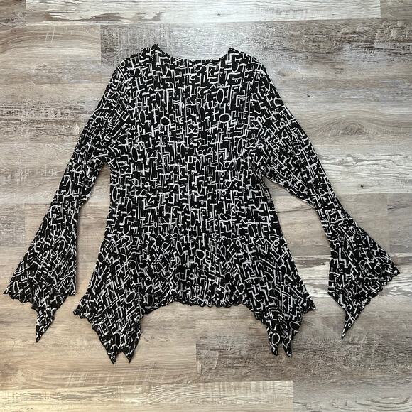 Vintage Black White Graphic Print Pleated Top w/ Bell Sleeves & Sharkbite Hem - Picture 5 of 6